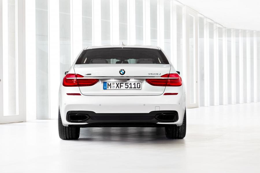  BMW 750Li xDrive M Sport 2015 года  (фото 9 из 22)